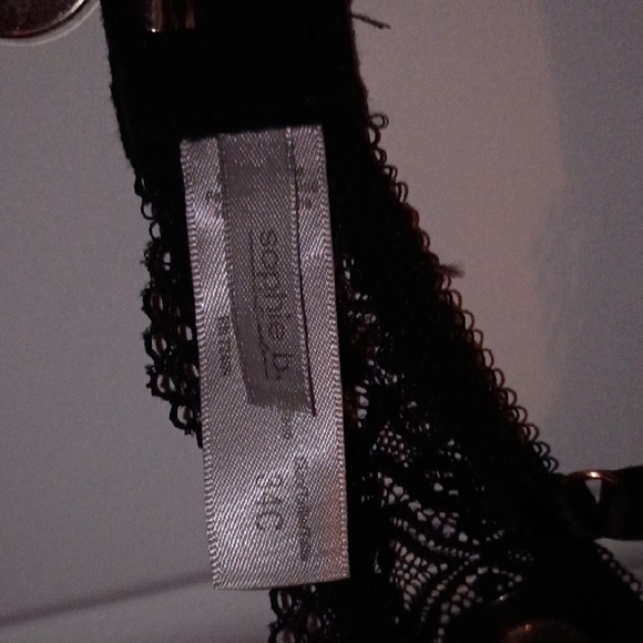 3-Pack Bra Bundle – 34C – New
Victoria’s Secret PINK, Tommy Hilfiger, Sophie B - Picture 3 of 6